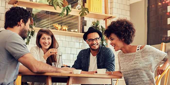 amigos tomando café